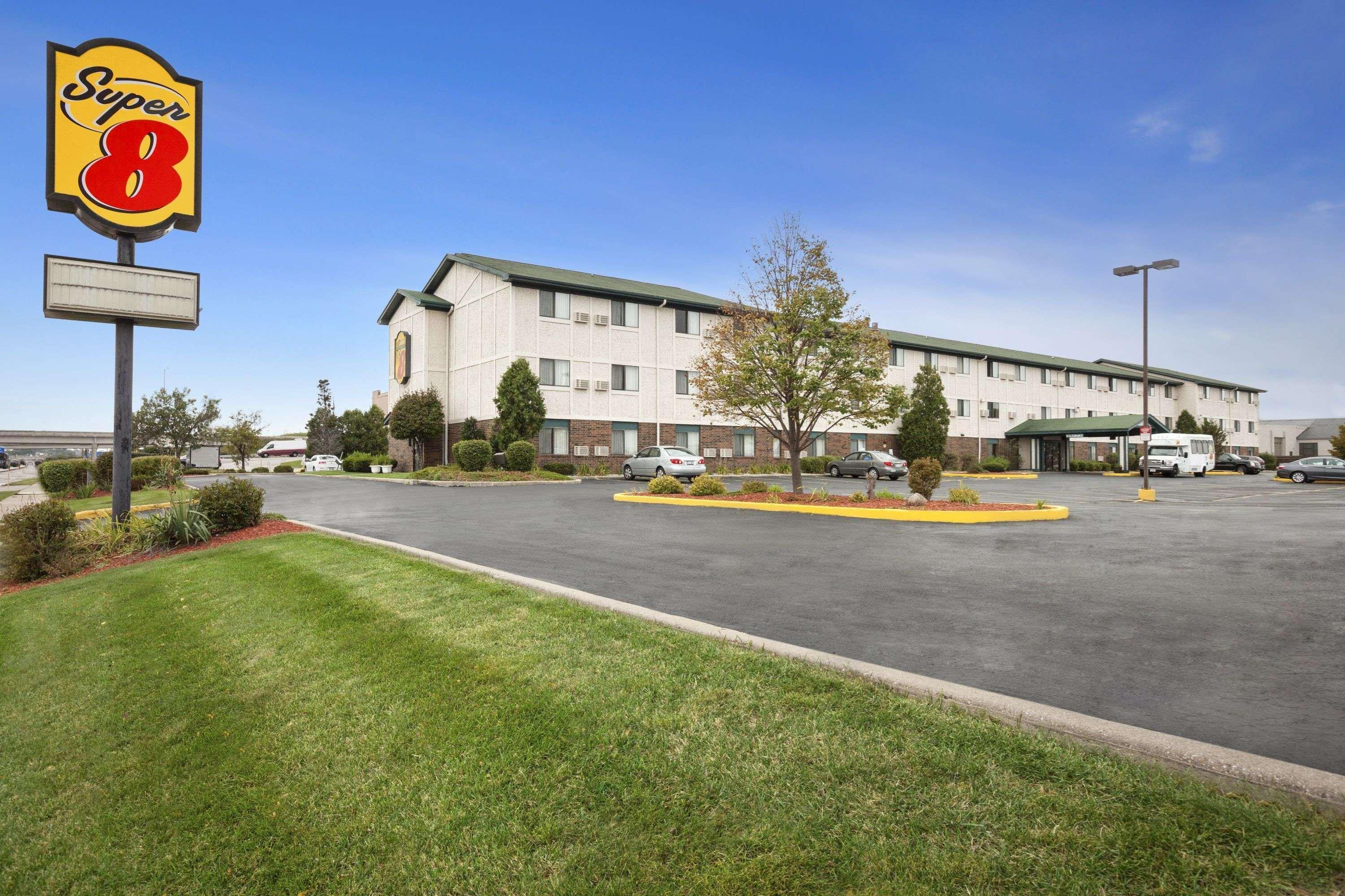 Hotel Super 8 By Wyndham Milwaukee Airport Exterior foto